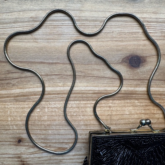 VINTAGE LA REGALE Black Beaded Gold Chain Satin Lined Scallop Clutch Purse - Picture 3 of 4